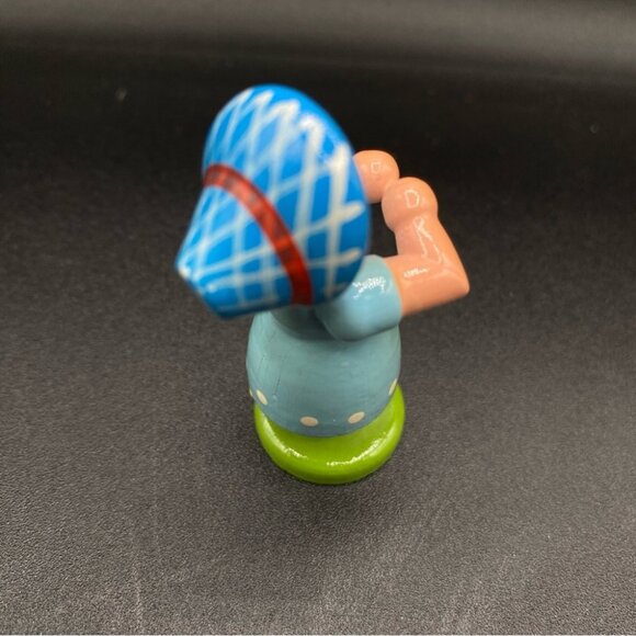 Very Old ERZGEBIRGE German Hand Carved Wooden Girl Holding Yellow Daffodil - Picture 4 of 15